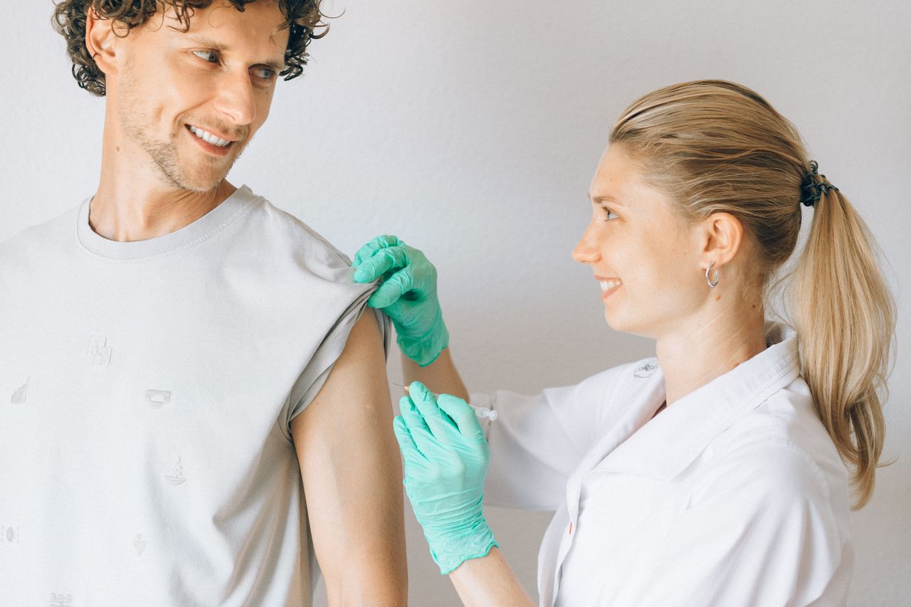 Gürtelrose-Impfung: Schützt sie nicht nur vor Herpes Zoster, sondern auch Herz und Gehirn?